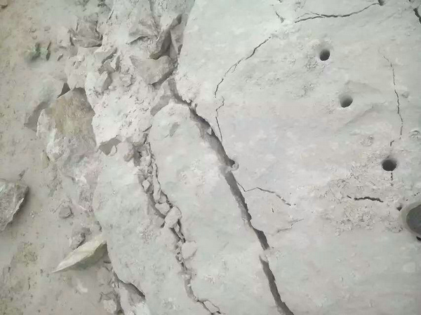 東科無聲膨脹劑廠家，巖石破碎劑價格，靜態(tài)破碎劑使用方法